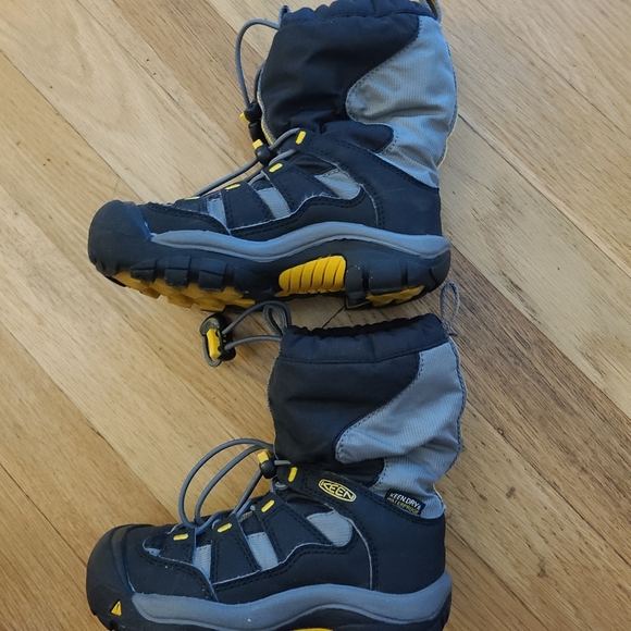 10 toddler keen waterproof winter boots - Picture 2 of 4